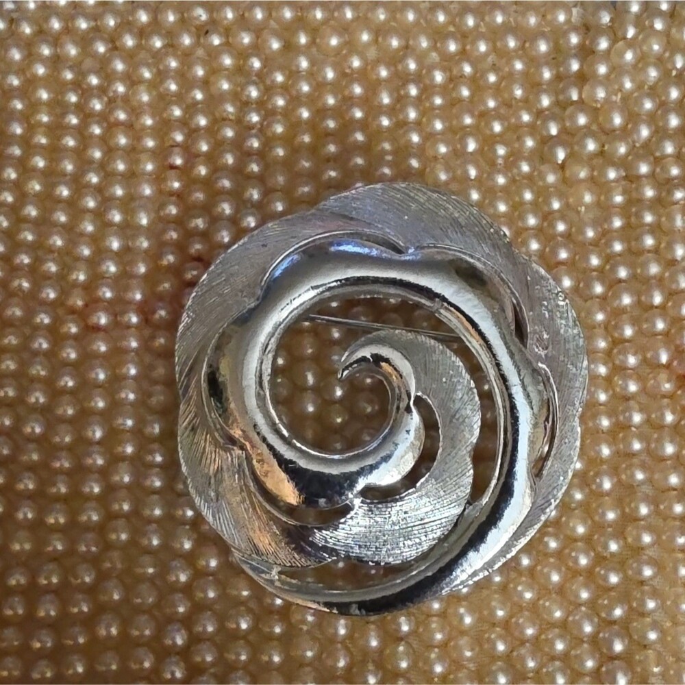 Silver Tone Metal Round Swirl Rose Flower Brooch Pin Metal No Stone 2" diameter